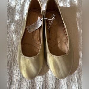 Old Navy Women's Gold Flats (New with tags)